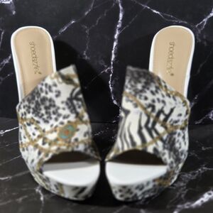 Shoe Dazzle Women's Black and White Patterned Heels